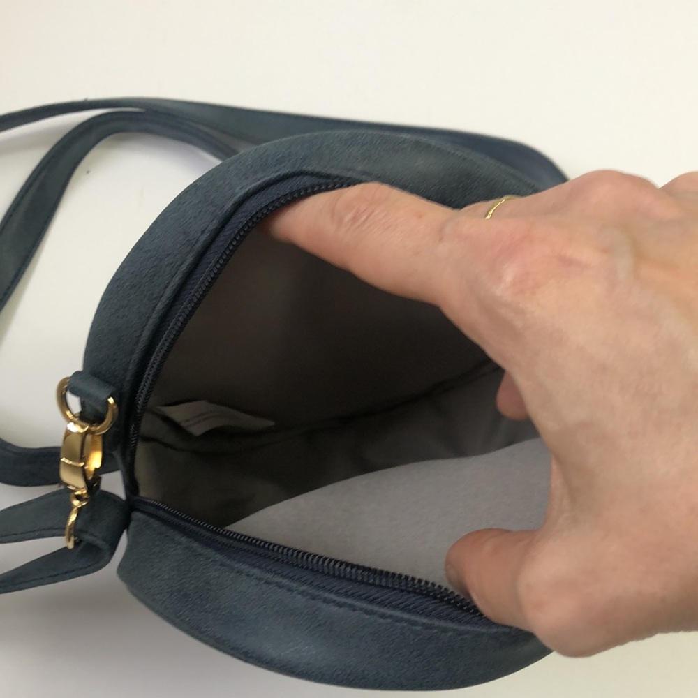 Small round blue crossbody bag. - Picture 5 of 6